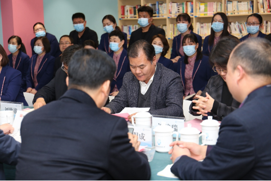 7郑州师范学院初等教育学院院长侯宏业做汇报.png 7郑州师范学院初等教育学院院长侯宏业做汇报.png