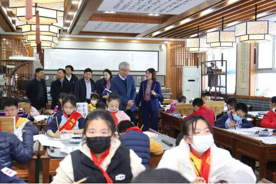 1郑州师范学院校长孙先科一行参观校本课程.png 1郑州师范学院校长孙先科一行参观校本课程.png