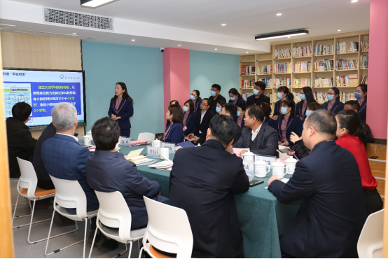 6郑州师范学院附属小学党总支副书记、副校长王慧做汇报.png 6郑州师范学院附属小学党总支副书记、副校长王慧做汇报.png