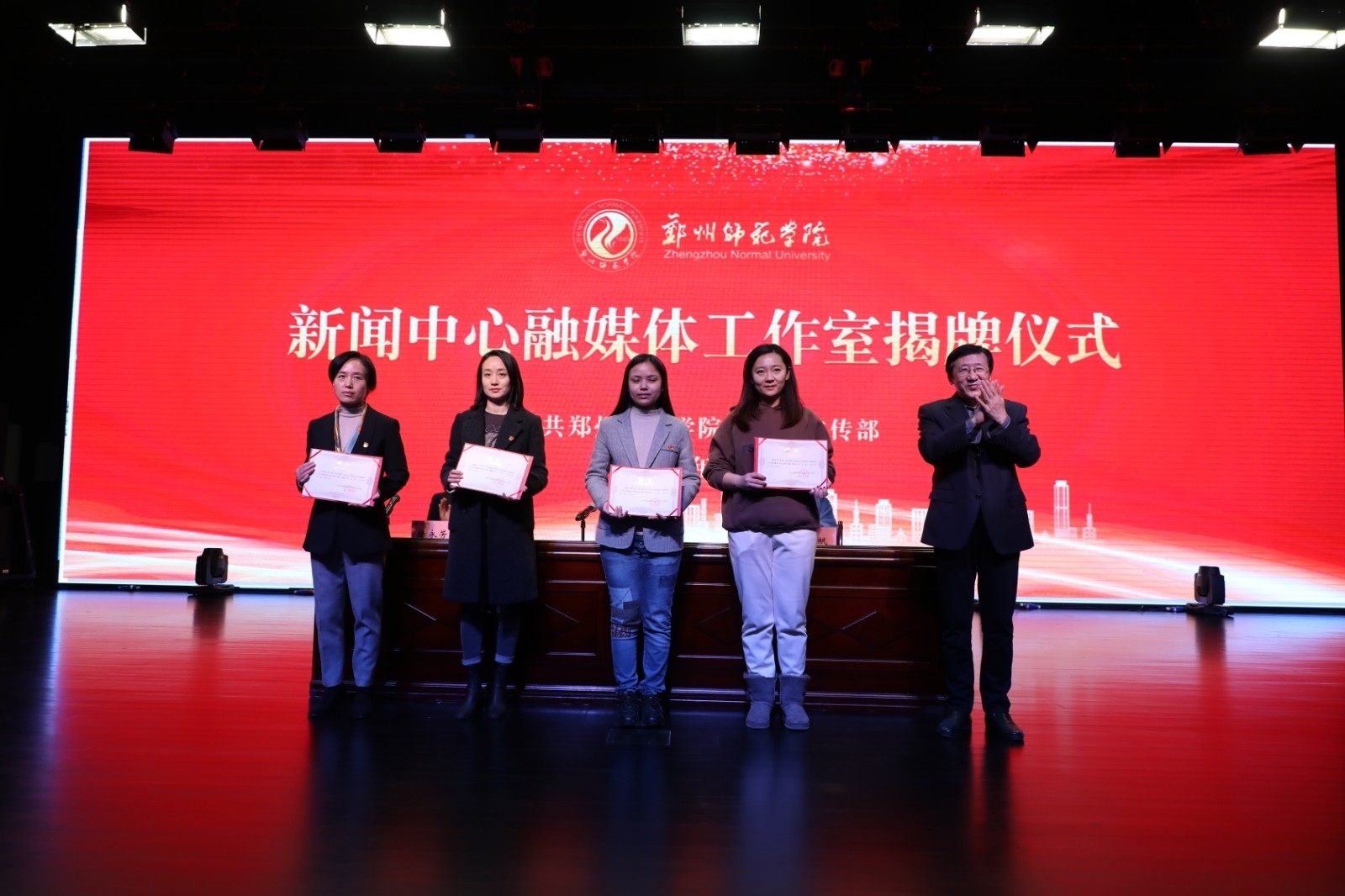 4党委委员、宣传部部长李杰为融媒体工作室指导教师颁发聘书.jpg 4党委委员、宣传部部长李杰为融媒体工作室指导教师颁发聘书.jpg