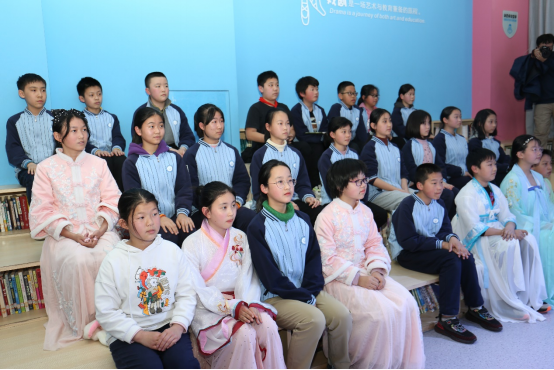 4同学们认真听孙校长的寄语.png 4同学们认真听孙校长的寄语.png