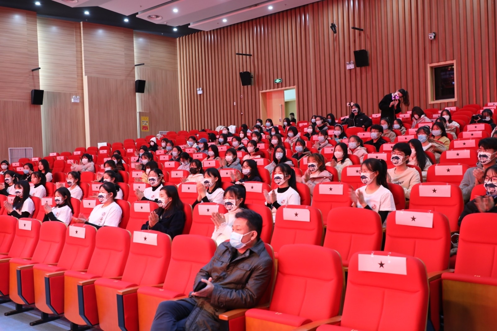 12宣传部的全体老师和融媒体工作室的同学们参加揭牌仪式.jpg 12宣传部的全体老师和融媒体工作室的同学们参加揭牌仪式.jpg