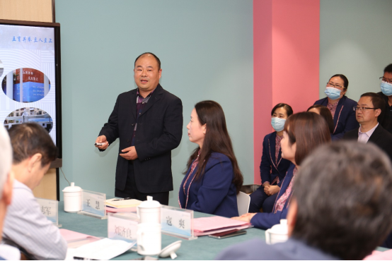 8郑州师范学院初等教育学院教师潘立军做汇报.png 8郑州师范学院初等教育学院教师潘立军做汇报.png