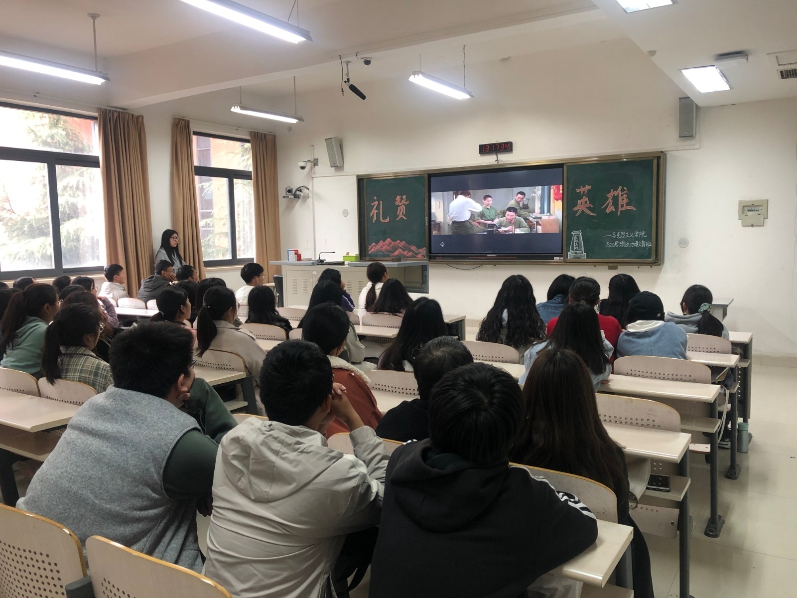 B20思政教育班观影活动.jpg B20思政教育班观影活动.jpg