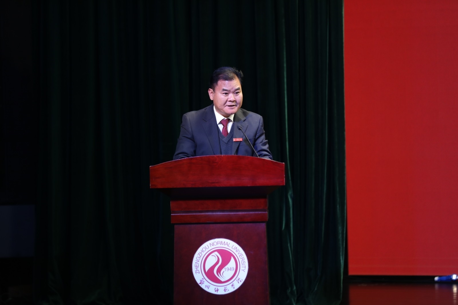 6.初等教育学院院长候宏业做典型发言.JPG 6.初等教育学院院长候宏业做典型发言.JPG