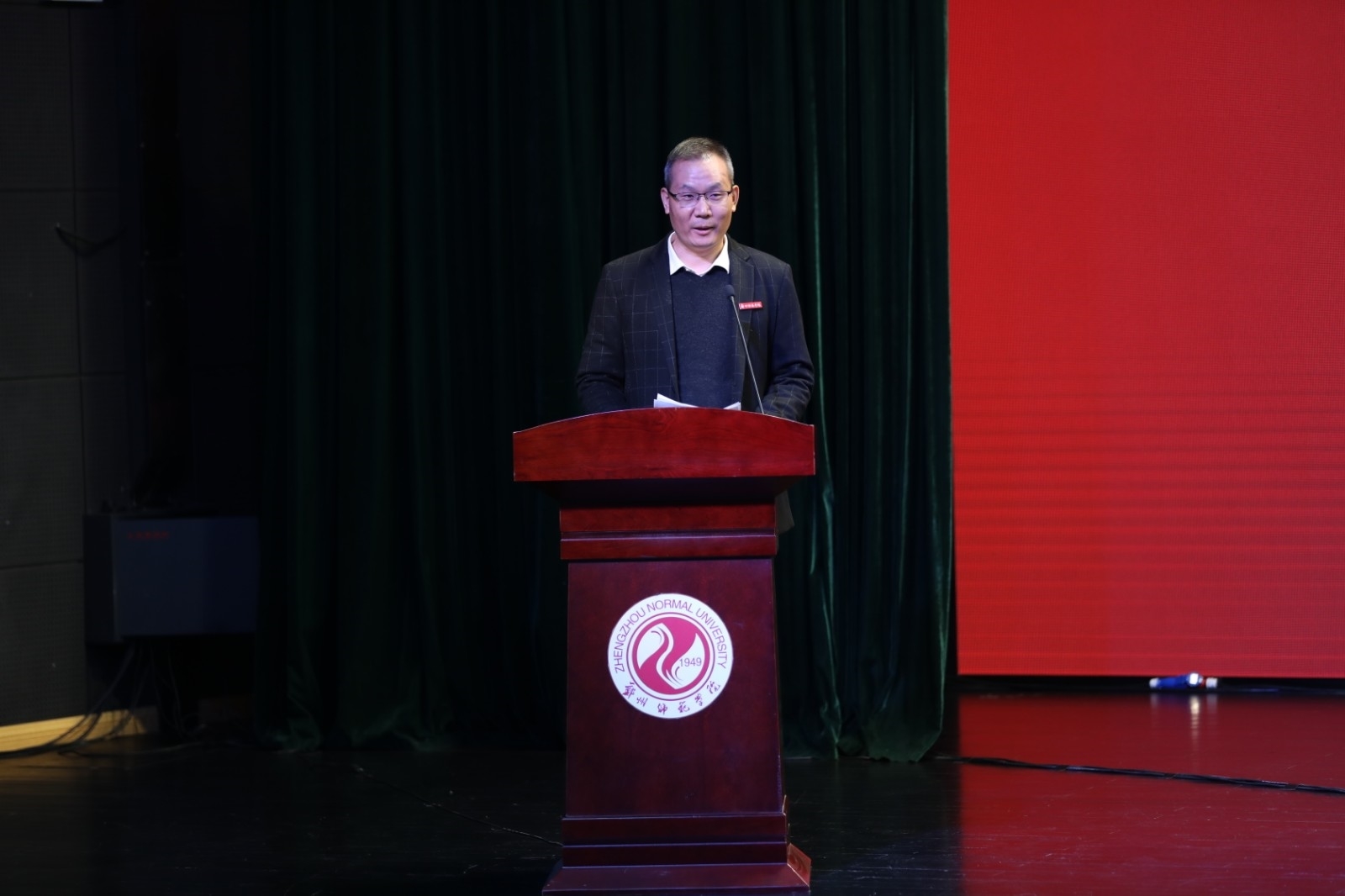 7.文学院教师王魁星做典型发言.JPG 7.文学院教师王魁星做典型发言.JPG