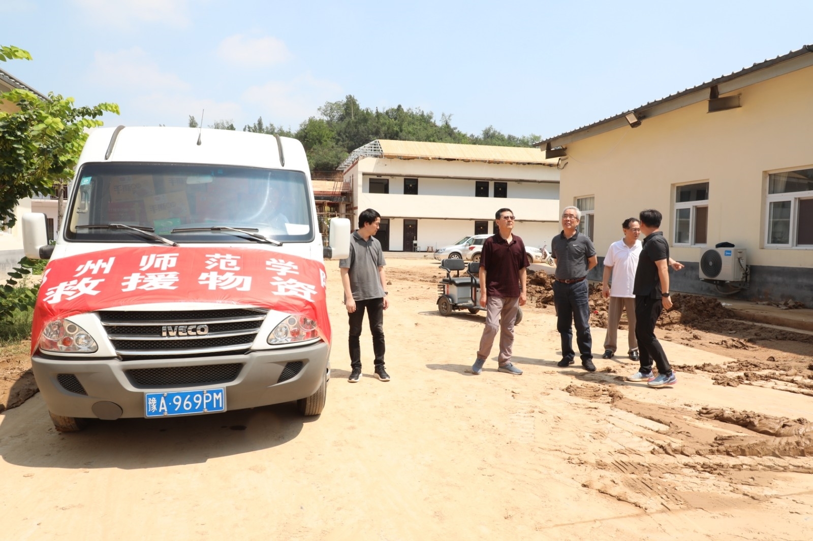 1.救灾物资抵达新沟村.JPG 1.救灾物资抵达新沟村.JPG