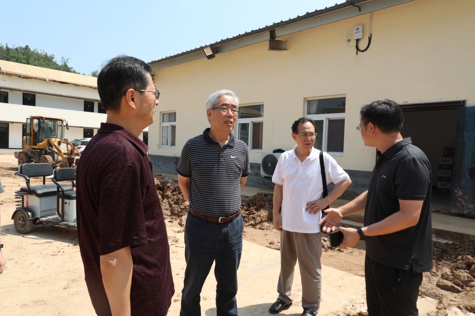 2.孙校长听取新沟村受灾情况汇报.JPG 2.孙校长听取新沟村受灾情况汇报.JPG