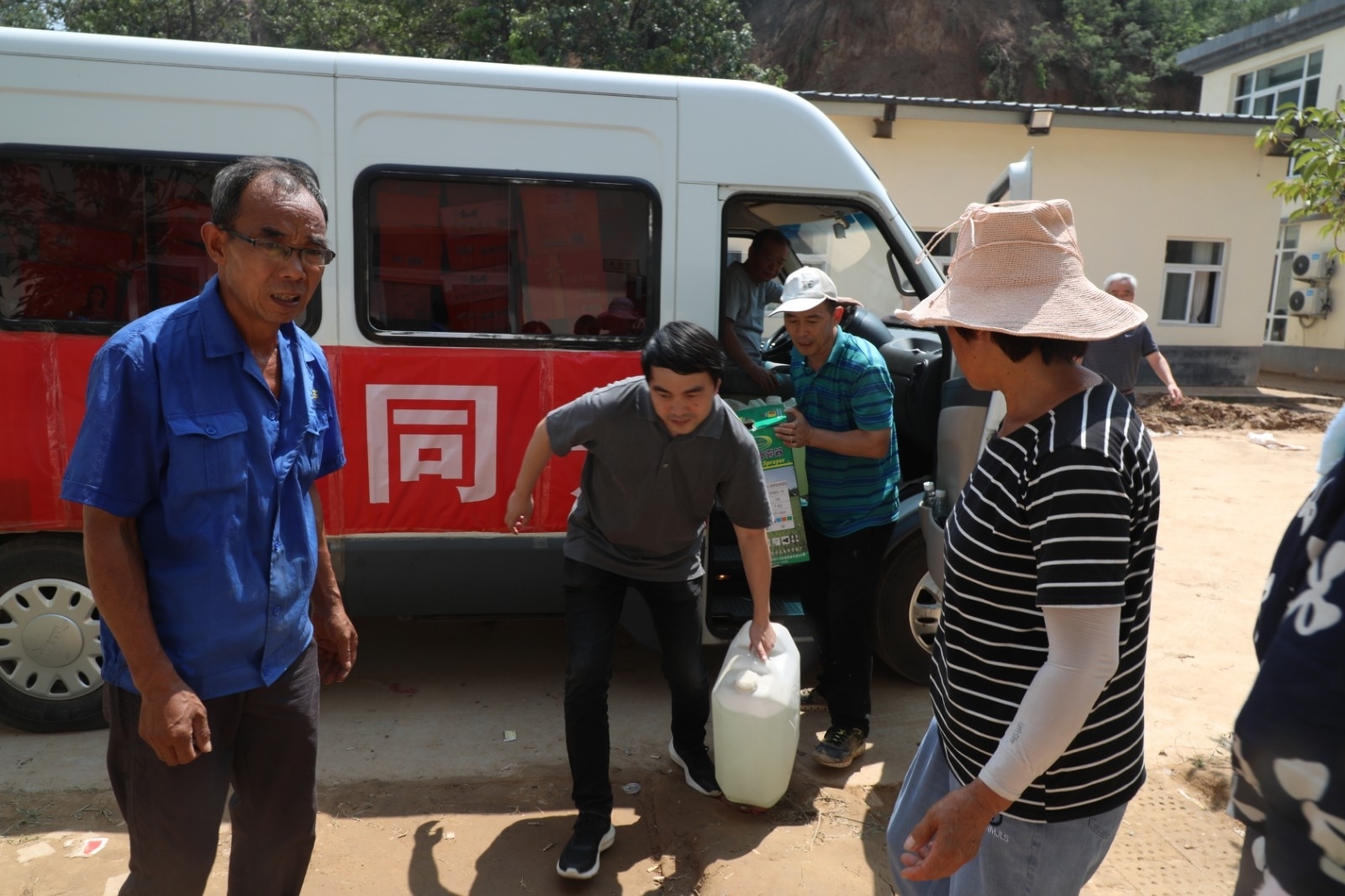 4.搬运救灾物资.JPG 4.搬运救灾物资.JPG