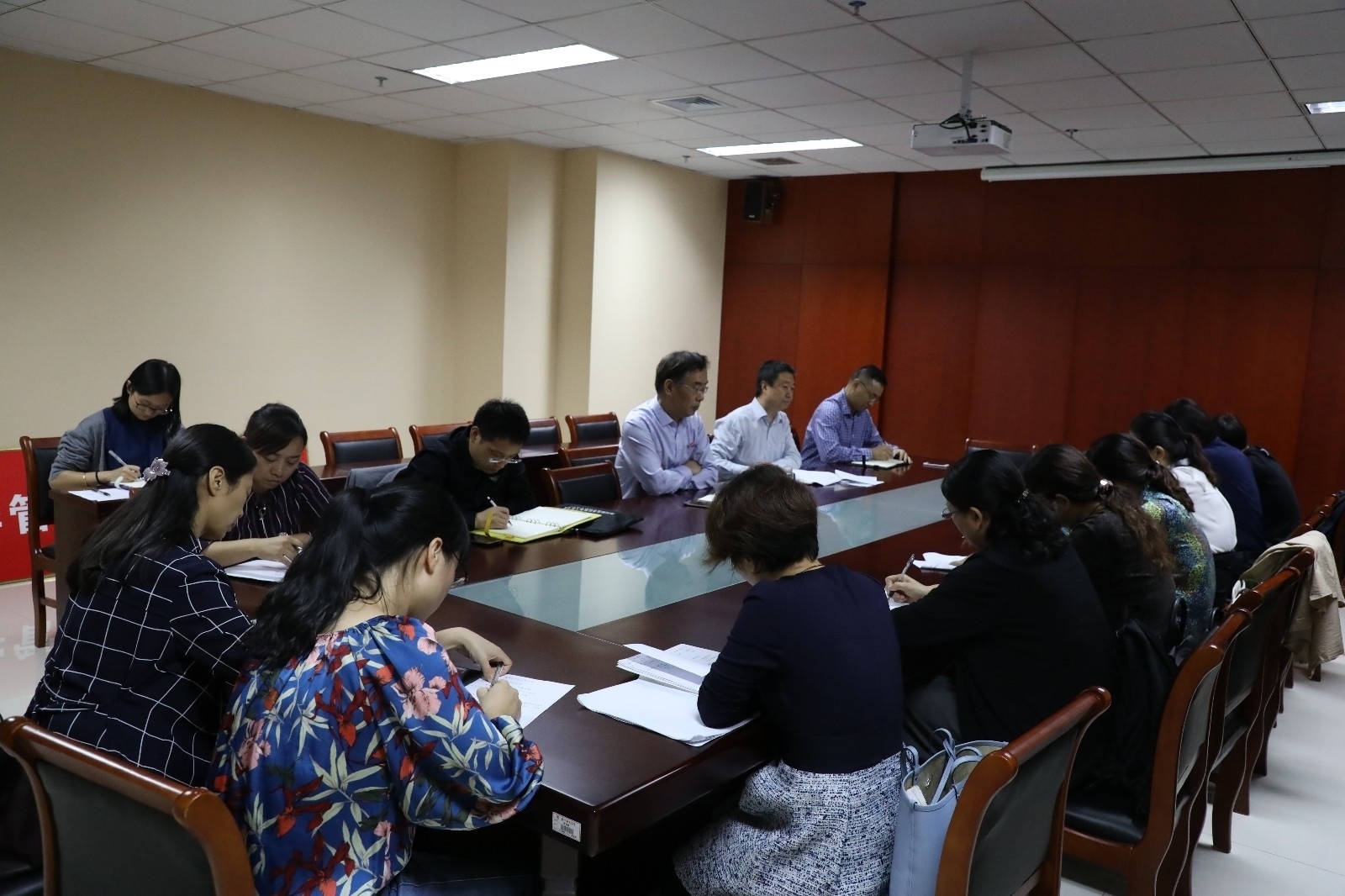 教师座谈会.JPG 教师座谈会.JPG