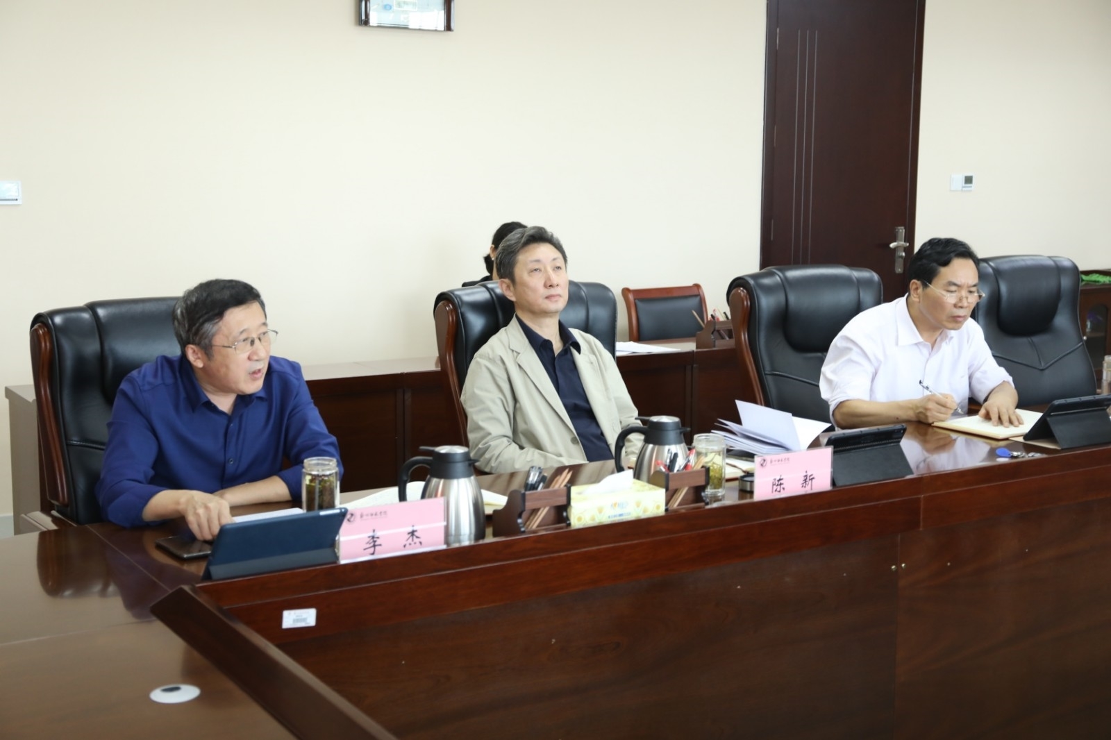 3中心组成员围绕学习习近平总书记“七一”重要讲话精神,结合自身工作实际,进行深入学习交流.jpg 3中心组成员围绕学习习近平总书记“七一”重要讲话精神,结合自身工作实际,进行深入学习交流.jpg