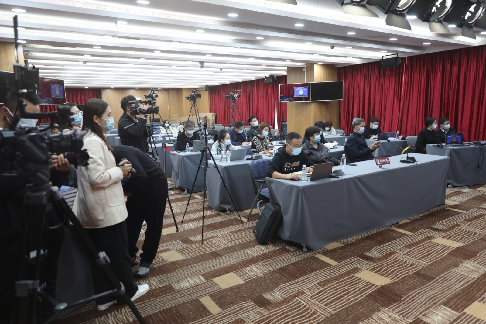 5众多媒体关注蓝皮书发布.JPG 5众多媒体关注蓝皮书发布.JPG