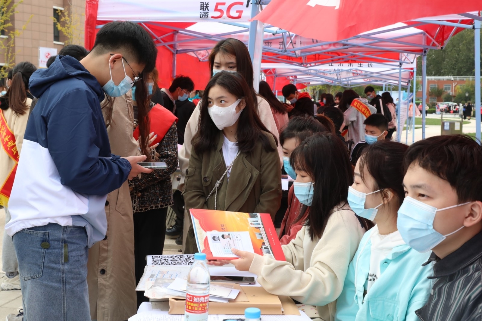 11新生办理入校手续.JPG 11新生办理入校手续.JPG