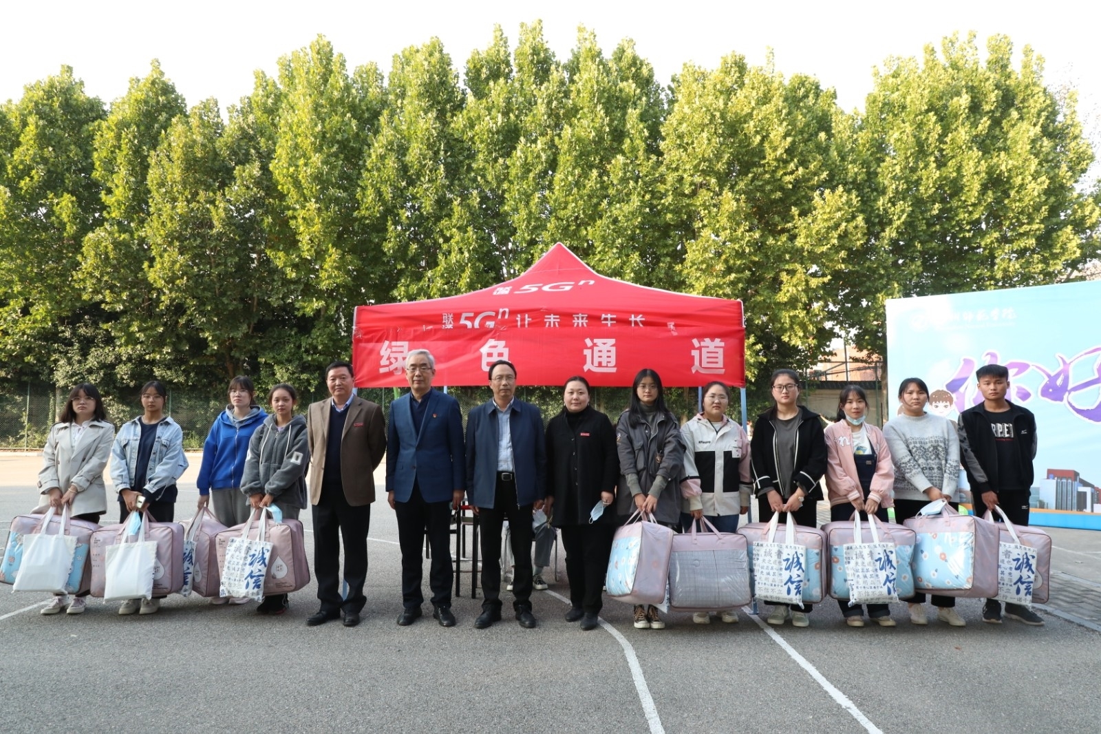 77校领导为困难学生发放“爱心礼包”.JPG 77校领导为困难学生发放“爱心礼包”.JPG