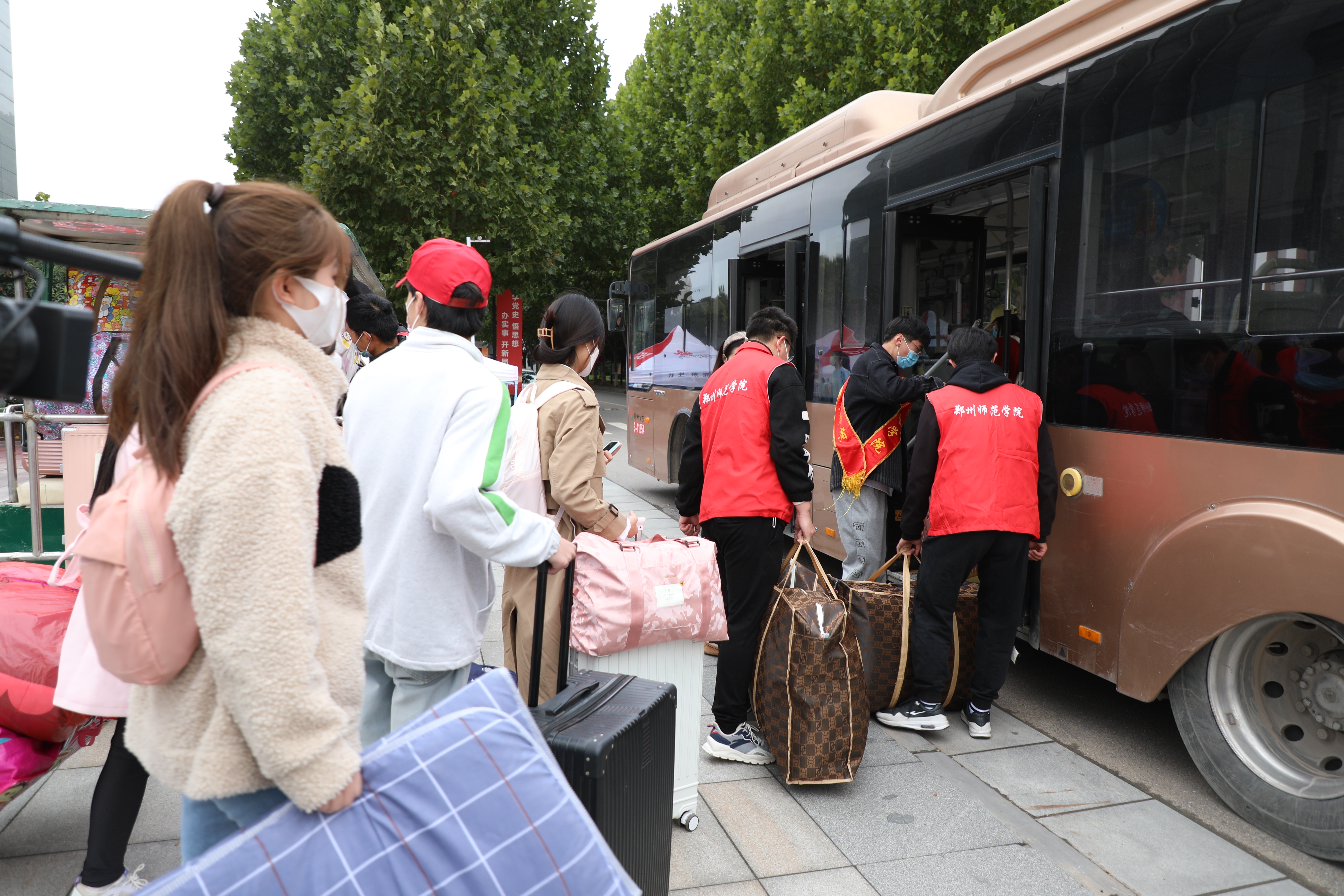 22校内摆渡车运送行李.JPG 22校内摆渡车运送行李.JPG