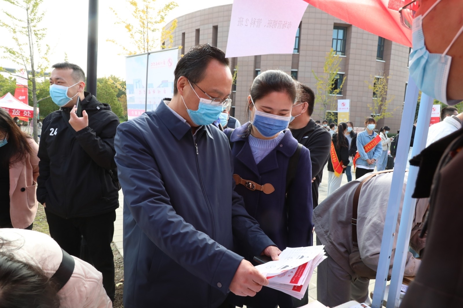 55副校长盛宾查看新生报到现场.JPG 55副校长盛宾查看新生报到现场.JPG