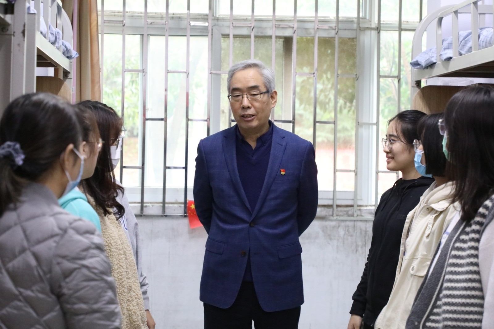 44校长孙先科到宿舍看望新生.JPG 44校长孙先科到宿舍看望新生.JPG