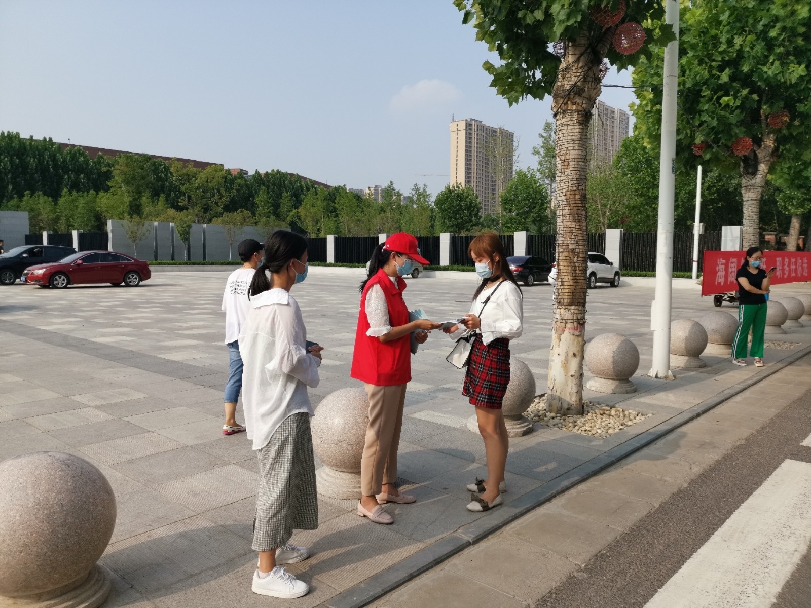 20200629 郑州师范学院志愿者宣传文明知识.jpg 20200629 郑州师范学院志愿者宣传文明知识.jpg