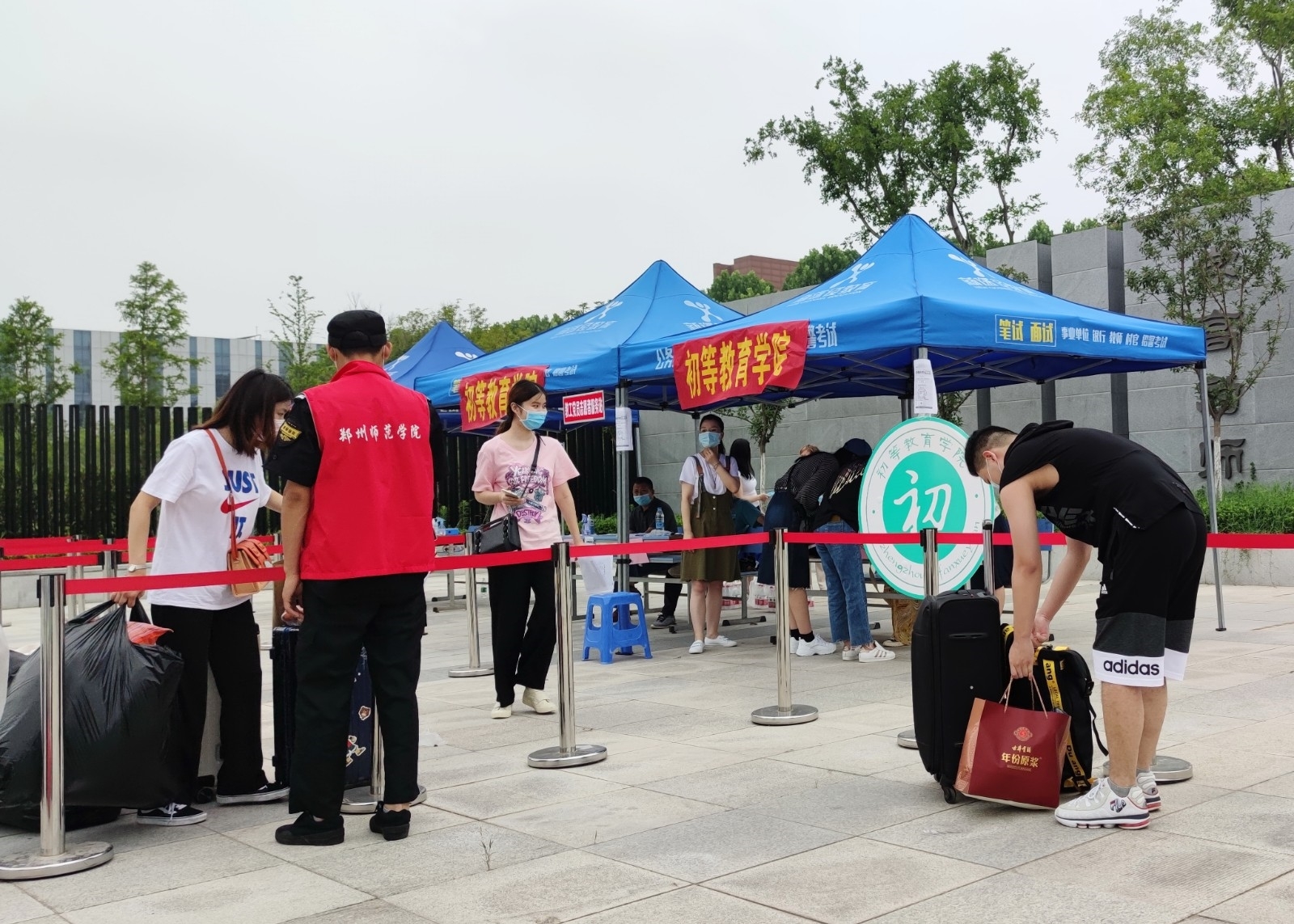 20200628 郑州师范学院志愿者引导返校学生排队测体温1.jpg 20200628 郑州师范学院志愿者引导返校学生排队测体温1.jpg